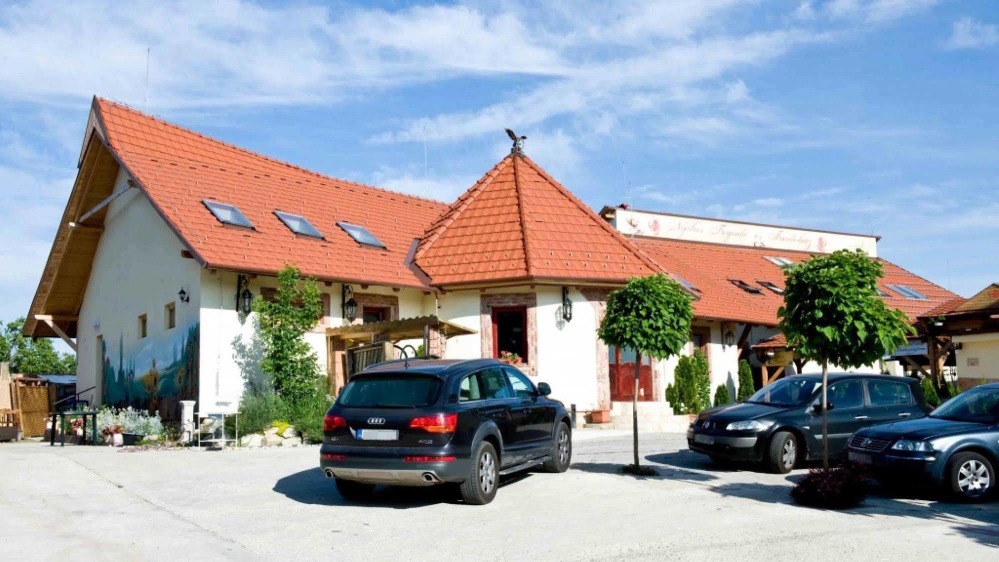 Hotel Nyilas Fogado Nyíregyháza Exteriér fotografie